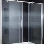 Ванная комната давно перестала быть утилитарным помещением. Она стала местом тишины, восстановления, короткой паузы в ритме дня. И именно детали формируют это ощущение. Душевая зона — одна из ключевых. Здесь важно всё: от тактильных ощущений до визуальной лёгкости. Стеклянные перегородки с раздвижным механизмом делают пространство чище, светлее, аккуратнее. Они словно исчезают, оставляя только функцию и ощущение порядка. Не случайно всё чаще внимание привлекают раздвижные душевые перегородки из стекла . Конструкция и механизм: как работает система Раздвижной механизм кажется простым, но за этой простотой скрывается точная инженерия. Стеклянное полотно движется по направляющим — верхним или нижним. Иногда система комбинируется. И от этого зависит не только удобство, но и долговечность. Верхняя направляющая создаёт ощущение лёгкости. Полотно словно парит. Это выглядит минималистично и аккуратно. Но нагрузка в таком случае ложится на крепления, и они должны быть надёжными. Ошибка здесь дорого обходится. Нижняя направляющая добавляет устойчивости. Дверь движется чётко, без колебаний. Однако появляется элемент, который нужно учитывать при уходе — направляющий профиль может накапливать влагу и загрязнения. И вот тут возникает вопрос: что важнее — визуальная чистота или дополнительная стабильность? Стекло и безопасность: не только про внешний вид Стекло в душевой — это всегда про доверие. Оно должно выдерживать перепады температуры, контакт с водой, случайные удары. Поэтому применяется закалённое стекло. Оно прочнее обычного в разы и ведёт себя предсказуемо при повреждении. Иногда добавляют защитное покрытие. Оно отталкивает воду, снижает образование разводов. Это не магия, но эффект заметен. Поверхность дольше остаётся чистой, уход становится проще. Мелочь? На практике — важная деталь. Есть и визуальный аспект. Прозрачное стекло создаёт ощущение простора. Матированное добавляет приватности. Тонированное — глубины. И здесь важно не переборщить. Душевая зона должна оставаться лёгкой. Без ощущения тяжести. Практичность и комфорт: как не ошибиться Комфорт складывается из мелочей. Насколько легко открывается дверь? Не заедает ли механизм? Не остаётся ли вода на полу? Эти вопросы кажутся бытовыми, но именно они формируют ежедневный опыт. Раздвижные перегородки экономят пространство. Это особенно заметно в небольших ванных комнатах. Нет радиуса открытия, нет лишних движений. Всё работает по принципу «сдвинул — получил доступ». Просто. Удобно. Но есть нюанс. Герметичность у раздвижных систем ниже, чем у распашных. Небольшие зазоры неизбежны. И если душевая используется активно, стоит продумать систему отвода воды. Иначе комфорт быстро исчезнет. Интересно, что многие сравнивают такие перегородки с каркасные офисные перегородки — и не случайно. Принцип один: прозрачность, функциональность, чёткая геометрия. Только в ванной всё работает в более камерном масштабе. В итоге становится ясно: идеальная перегородка — это не просто стекло и направляющие. Это баланс. Между эстетикой и практикой, лёгкостью и надёжностью. И если этот баланс найден, пространство начинает работать иначе. Спокойнее. Чище. Точнее.