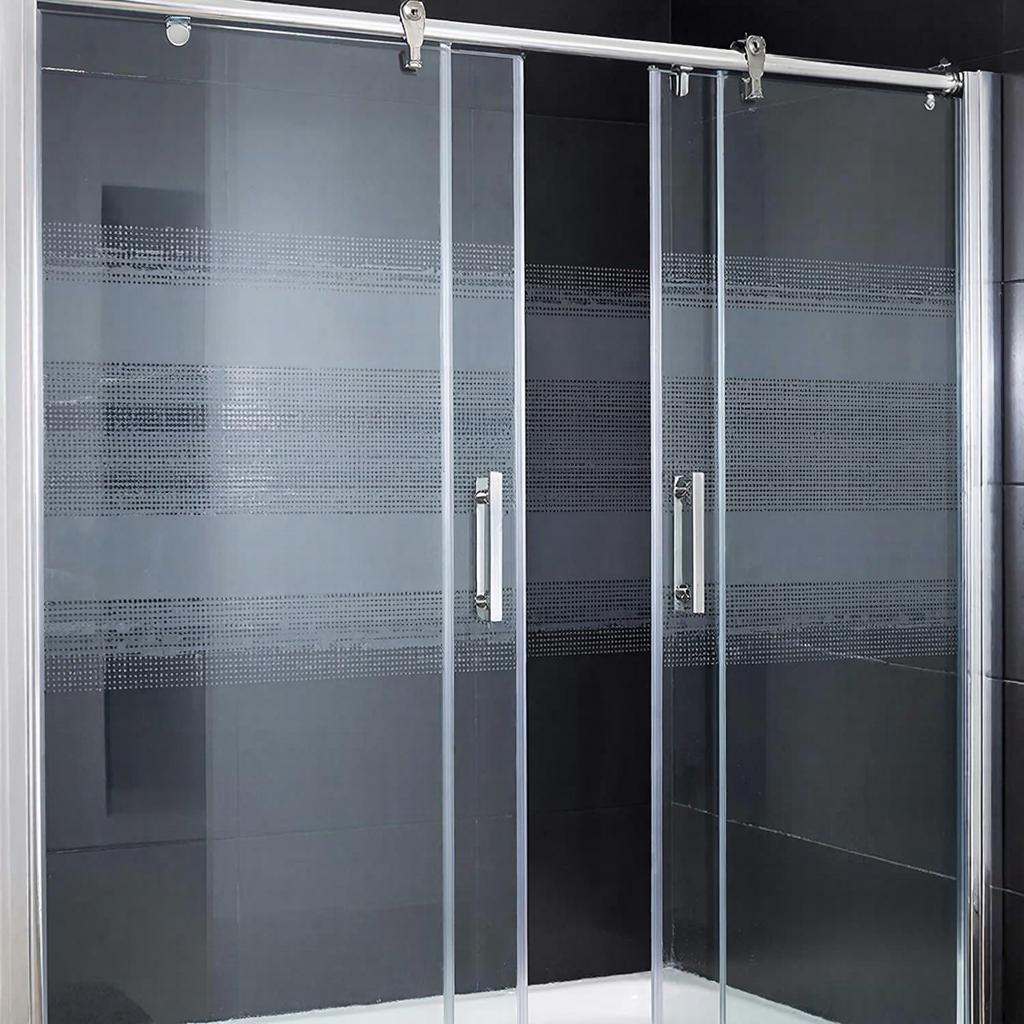 Ванная комната давно перестала быть утилитарным помещением. Она стала местом тишины, восстановления, короткой паузы в ритме дня. И именно детали формируют это ощущение. Душевая зона — одна из ключевых. Здесь важно всё: от тактильных ощущений до визуальной лёгкости. Стеклянные перегородки с раздвижным механизмом делают пространство чище, светлее, аккуратнее. Они словно исчезают, оставляя только функцию и ощущение порядка. Не случайно всё чаще внимание привлекают раздвижные душевые перегородки из стекла . Конструкция и механизм: как работает система Раздвижной механизм кажется простым, но за этой простотой скрывается точная инженерия. Стеклянное полотно движется по направляющим — верхним или нижним. Иногда система комбинируется. И от этого зависит не только удобство, но и долговечность. Верхняя направляющая создаёт ощущение лёгкости. Полотно словно парит. Это выглядит минималистично и аккуратно. Но нагрузка в таком случае ложится на крепления, и они должны быть надёжными. Ошибка здесь дорого обходится. Нижняя направляющая добавляет устойчивости. Дверь движется чётко, без колебаний. Однако появляется элемент, который нужно учитывать при уходе — направляющий профиль может накапливать влагу и загрязнения. И вот тут возникает вопрос: что важнее — визуальная чистота или дополнительная стабильность? Стекло и безопасность: не только про внешний вид Стекло в душевой — это всегда про доверие. Оно должно выдерживать перепады температуры, контакт с водой, случайные удары. Поэтому применяется закалённое стекло. Оно прочнее обычного в разы и ведёт себя предсказуемо при повреждении. Иногда добавляют защитное покрытие. Оно отталкивает воду, снижает образование разводов. Это не магия, но эффект заметен. Поверхность дольше остаётся чистой, уход становится проще. Мелочь? На практике — важная деталь. Есть и визуальный аспект. Прозрачное стекло создаёт ощущение простора. Матированное добавляет приватности. Тонированное — глубины. И здесь важно не переборщить. Душевая зона должна оставаться лёгкой. Без ощущения тяжести. Практичность и комфорт: как не ошибиться Комфорт складывается из мелочей. Насколько легко открывается дверь? Не заедает ли механизм? Не остаётся ли вода на полу? Эти вопросы кажутся бытовыми, но именно они формируют ежедневный опыт. Раздвижные перегородки экономят пространство. Это особенно заметно в небольших ванных комнатах. Нет радиуса открытия, нет лишних движений. Всё работает по принципу «сдвинул — получил доступ». Просто. Удобно. Но есть нюанс. Герметичность у раздвижных систем ниже, чем у распашных. Небольшие зазоры неизбежны. И если душевая используется активно, стоит продумать систему отвода воды. Иначе комфорт быстро исчезнет. Интересно, что многие сравнивают такие перегородки с каркасные офисные перегородки — и не случайно. Принцип один: прозрачность, функциональность, чёткая геометрия. Только в ванной всё работает в более камерном масштабе. В итоге становится ясно: идеальная перегородка — это не просто стекло и направляющие. Это баланс. Между эстетикой и практикой, лёгкостью и надёжностью. И если этот баланс найден, пространство начинает работать иначе. Спокойнее. Чище. Точнее.